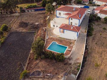 Quinta nas Caldas da Rainha com 2,3 ha — moradia T5, piscina, 10 boxes, 2 piquetes, 6 poços e energia solar a 1 hora de Lisboa