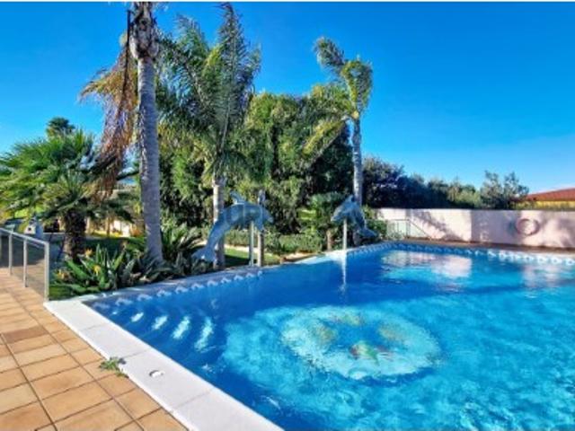 Quinta para venda composta por casa principal e várias dependências