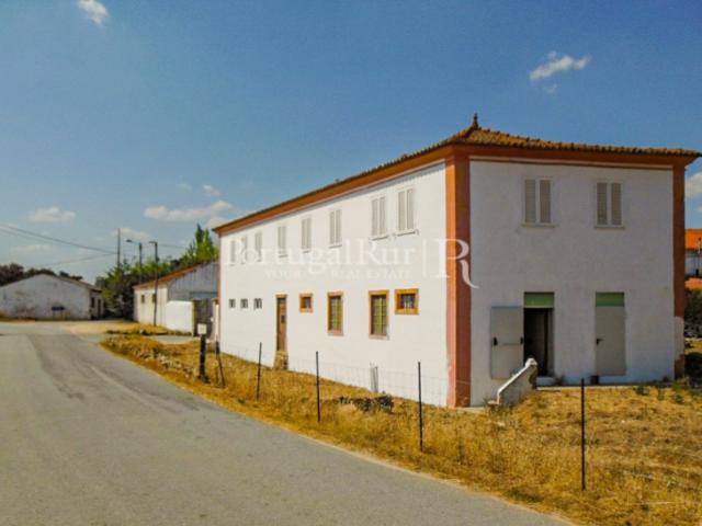 Quinta com 3 ha e várias construções em Portalegre