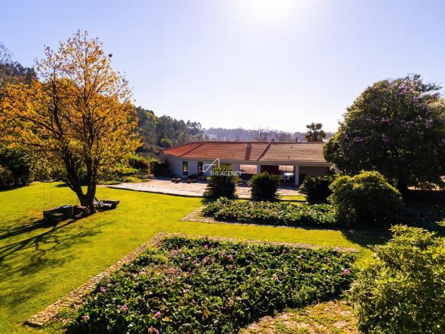 Quinta renovada com grande terreno privado em Vila Nova de G. 300m² Serzedo e calvos