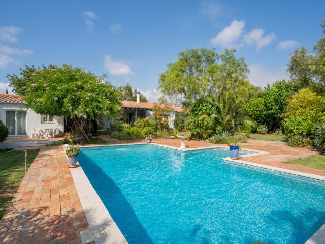 Quinta renovada com 4 quartos + anexo de 2 quartos no centro. 274m² Almancil