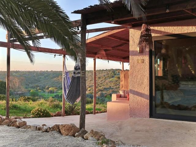 Quinta renovada em terreno de 3 HA perto de praias e serviço. 75m² Luz