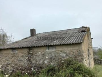 Quinta Rural, Vilar Seco Esta Quinta tem Dois Hectares de vinha em produção com castas demarcadas da região do Dão assim com de Olival, num todo são 6 hectares de terreno tem também uma casa em pedra, que poderá ser recuperada e ser casa de habitação