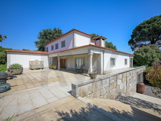 Quinta T4 de Luxo em Famalicão: Piscina Interior, Campo de Futebol e Energia Renovável!