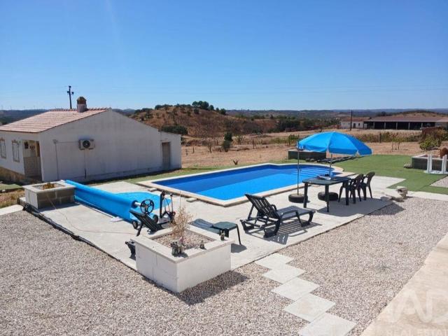 Quinta T4 em Martim Longo de 125 m²