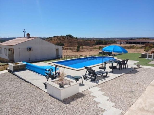 Quinta T4 em Martim Longo de 125 m²