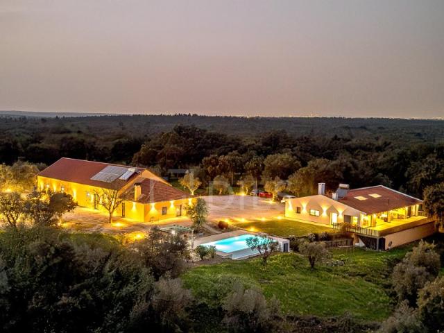 Quinta T9 em Azeitão com piscina e 11 ha de terreno, renovada