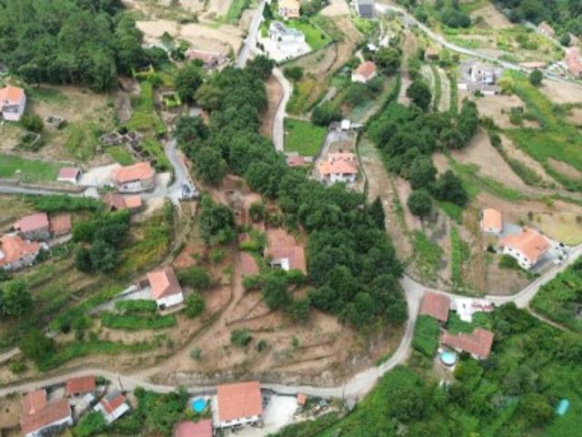 Quinta totalmente murada com casa em pedra