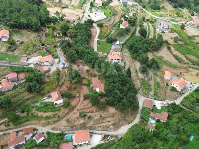Quinta totalmente murada com casa em pedra