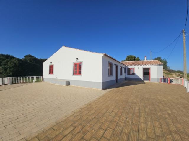QUINTA TRADICIONAL RENOVADA COM QUATRO QUARTOS MAIS UM GRANDE TERRAÇO COM VISTAS INCRÍVEIS PARA O CAMPO NUM LOTE DE 529,00. M²