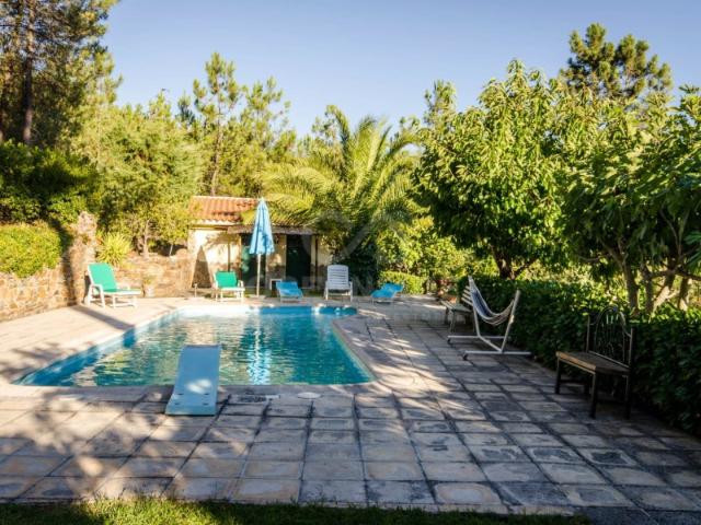 Quinta urbana com piscina e 1950m2 de construção