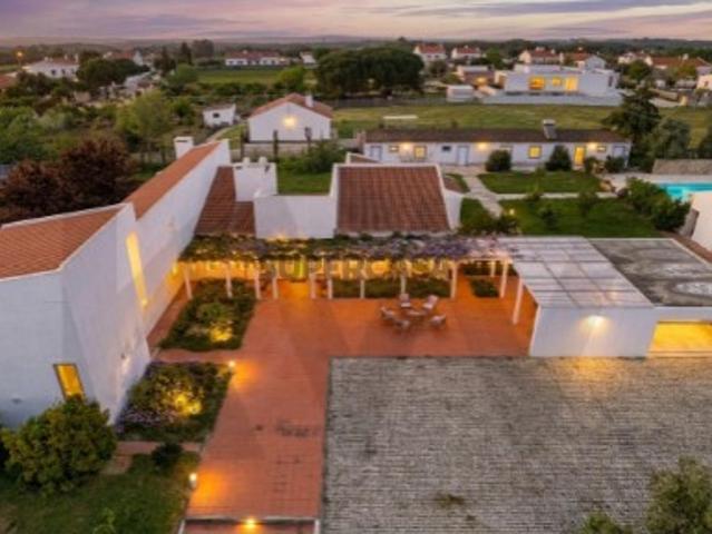 Quinta Urbana T4 em Évora | A 2 min do Hospital | 10.000 m2 | Poss. Const. 2ª Moradia