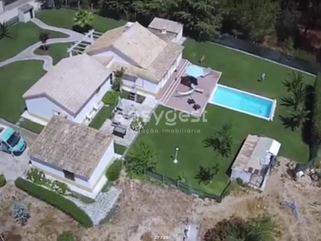 Quinta V4 com terreno de 2,95Ha. situada perto da Serra da Arrábida