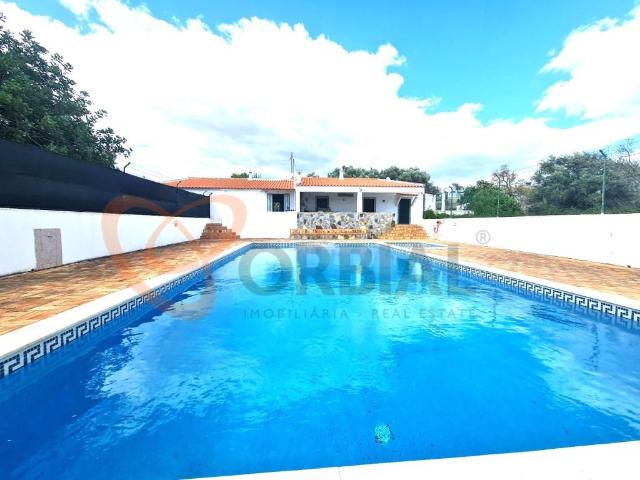 Quinta/Moradia típica inserida num lote urbano com 4330m2, c. 183m² Algoz e Tunes