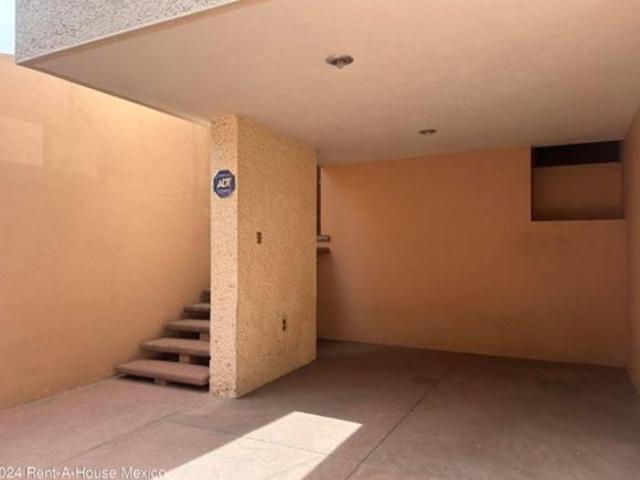 Quintas del marques vendo casa con buena ubicacion 3 recamaras + servicio 4 baños 2 coches