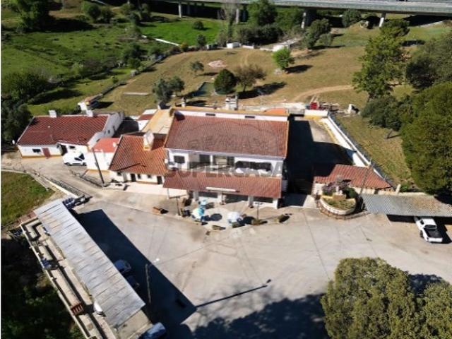 Quintas e casas rústicas T0 em Nossa Senhora da Vila