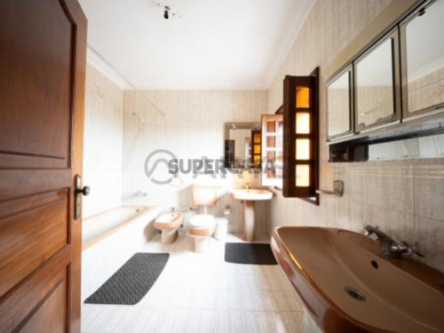 Quintas e casas rústicas T12 em Roriz