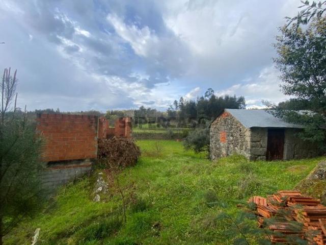 Quintas e casas rústicas T1 em Candosa