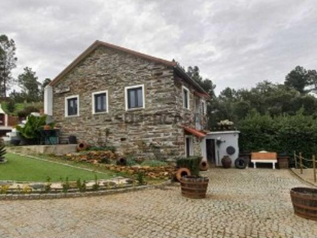 Quintas e casas rústicas T2 em Sarnadas de São Simão