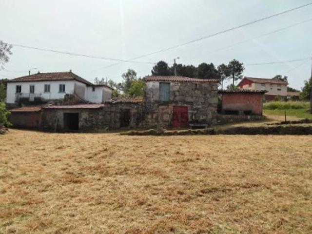 Quintas e casas rústicas T3 em Capeludos