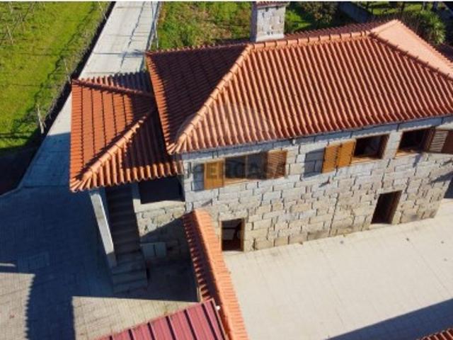 Quintas e casas rústicas T3 em Paredes