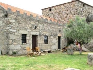 Quintas e casas rústicas T4 em Sortelha