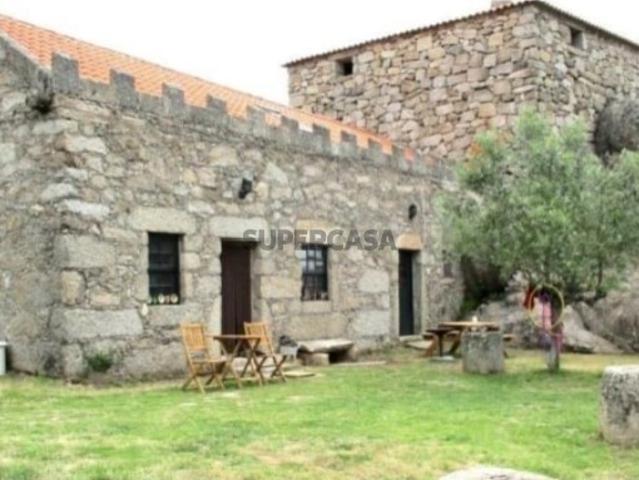 Quintas e casas rústicas T4 em Sortelha