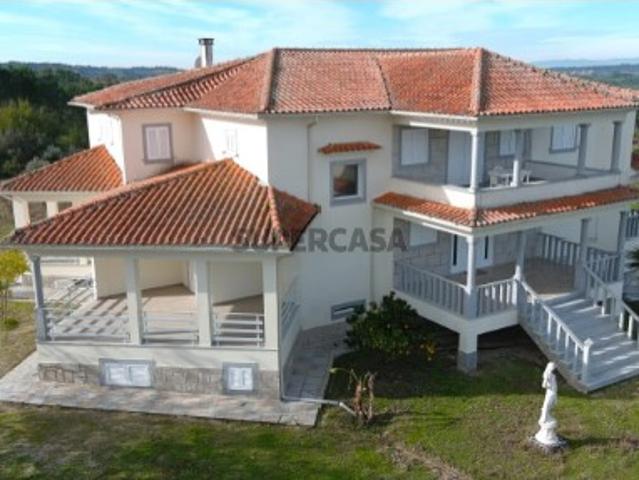 Quintas e casas rústicas T4 em Vila Nova de Tazem