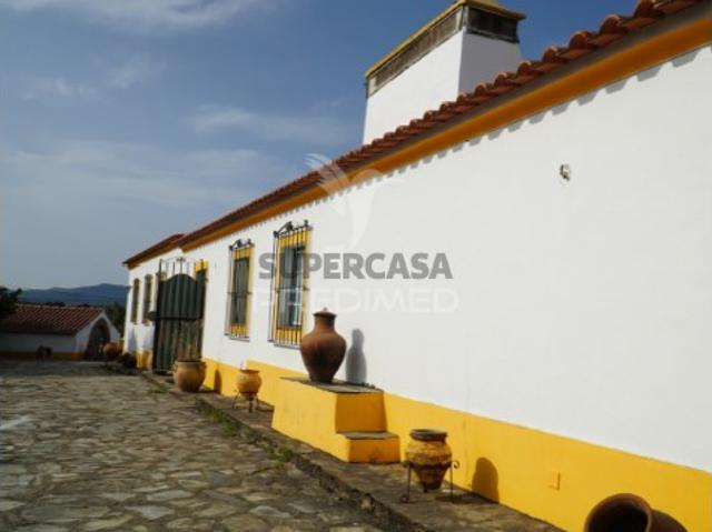 Quintas e casas rústicas T5 em Redondo