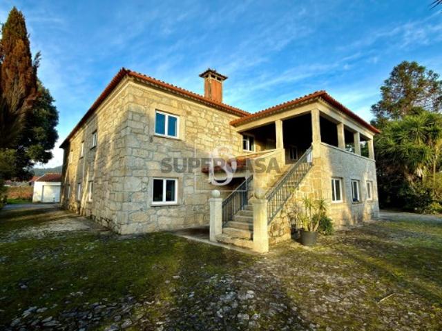 Quintas e casas rústicas T8 em Serreleis