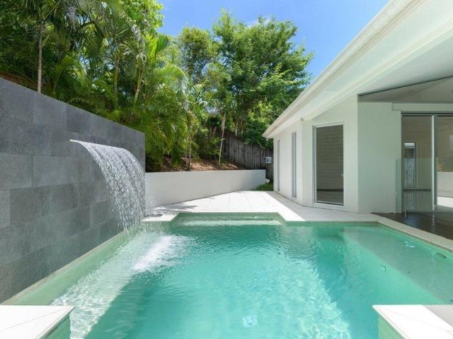 QUINTESSENTIAL TROPICAL LIVING