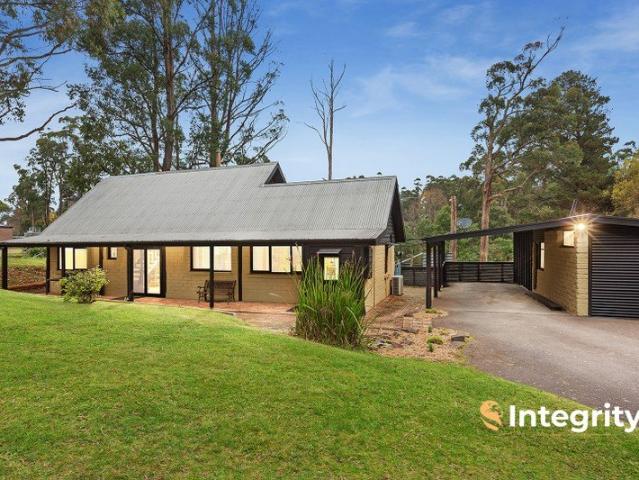 Quintessential Mudbrick Charm On Over Half Acre