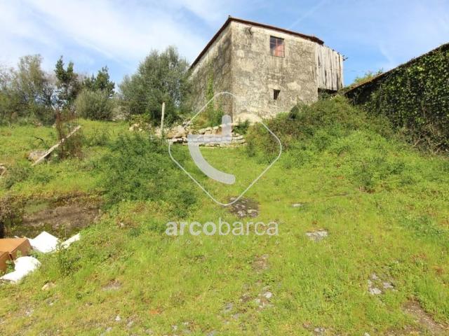 Quintinha c/ 3 construções em pedra para recuperar, Alvora e Loureda, 97.000€. Arcos de Valdevez