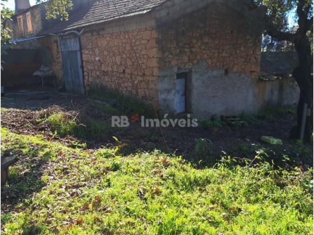 Quintinha c/ Casa em Pedra