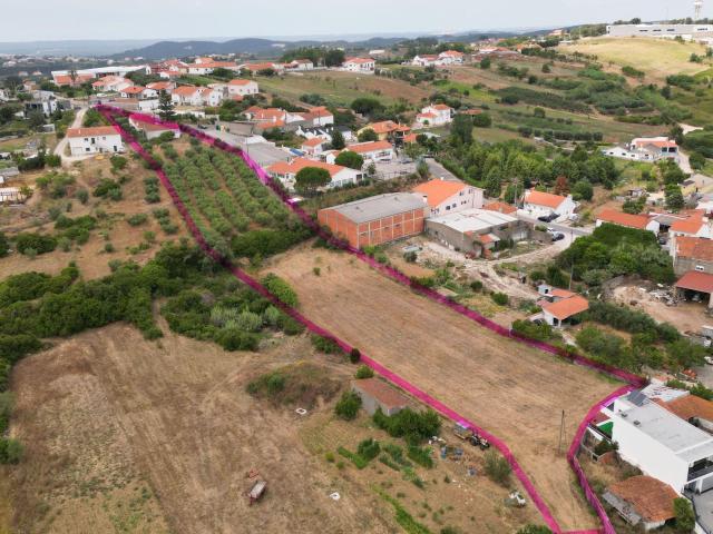 Quintinha com moradia T3 com sotão com vista para a serra dos candeeiros