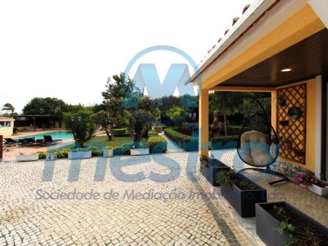Quintinha com moradia T3 e piscina, venda conjunta com terreno rústico
