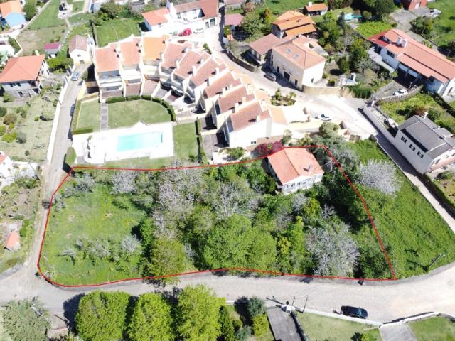 Quintinha com casa em pedra e 1781 m2 de terreno