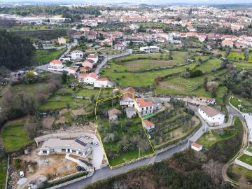 Quintinha com casa de pedra, várias construções e três artigos rústicos em Fragosela de Cima Viseu