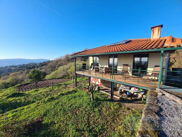 Quintinha com Casa em Pedra, Terreno e Ampla e Excelente Paisagem