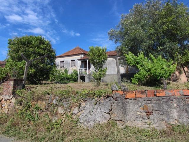 Quintinha com Casa Principal, Dependências, Casa de Arrumos e Terreno com Poço Próximo de Tábua