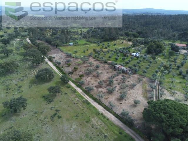Quintinha com construções e poço