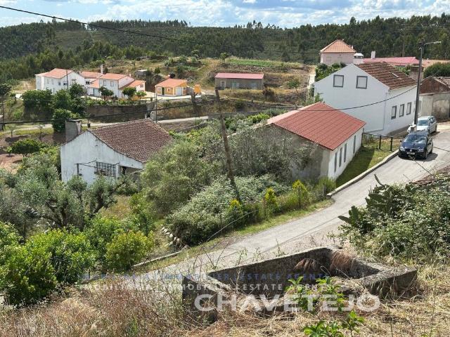 Quintinha com duas casas de campo e uma arrecadação a cerca. 201m² Vila De Rei