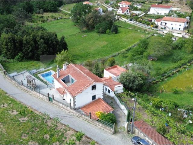 Quintinha com piscina e cozinha de campo