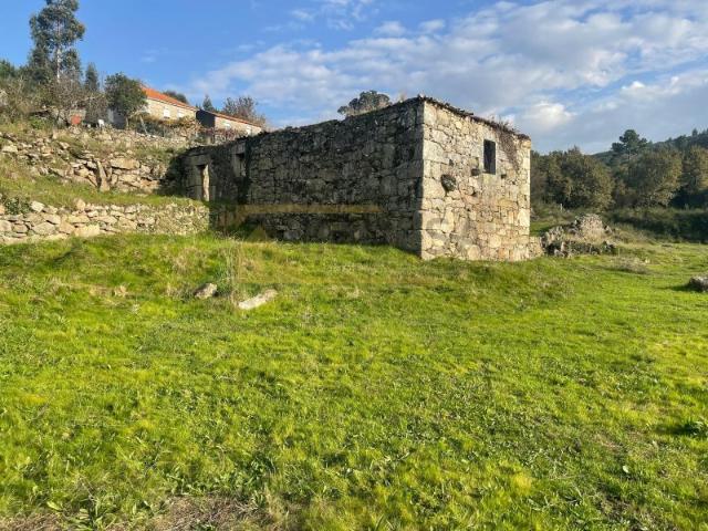 Quintinha com ruina em pedra Longos Vales Monção