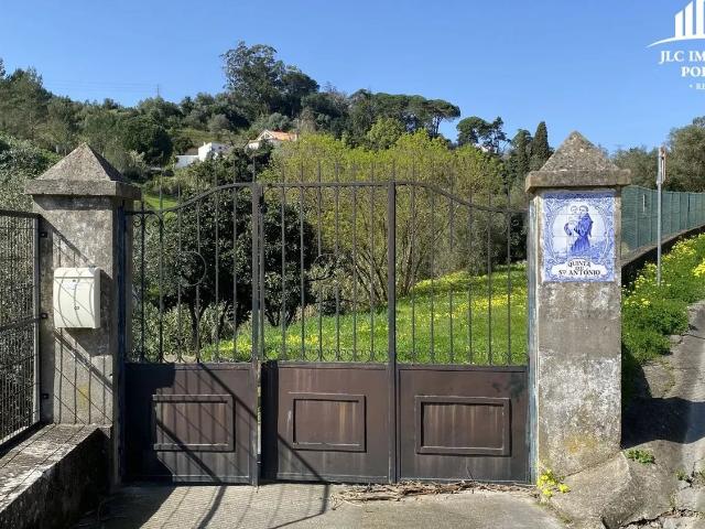 Quintinha com 2,9ha, moradia por terminar e ribeiro natural