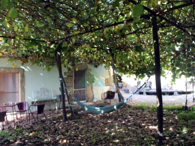 Quintinha com 2 moradias em pedra