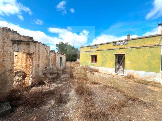 Quintinha com 2 Ruinas e 19240 m2 de terreno em Albufeira