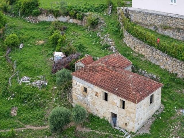 Quintinha com 3 edificações para restaurar | Perto da Praia Fluvial