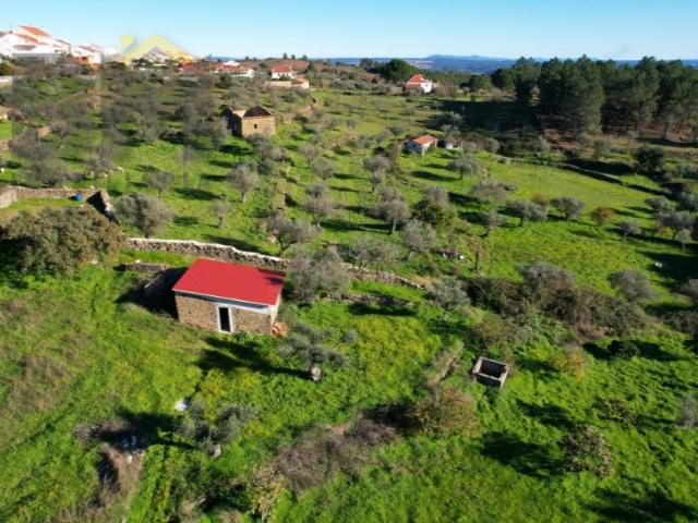 Quintinha com 6800m2 e construção rural