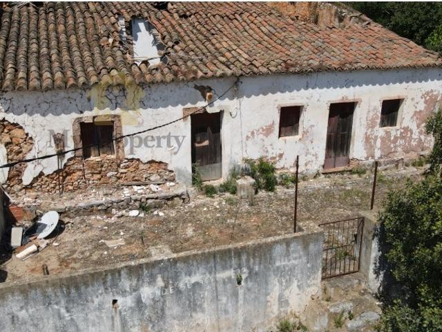 Quintinha Geminada com 9.800 m² e Casa para Reconstrução em Alte Grande Potencial Turístico